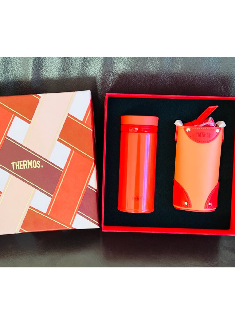 NIB Thermos Vacuum Insulated Mug Gift Set with Leather Sleeve - Vibrant Red